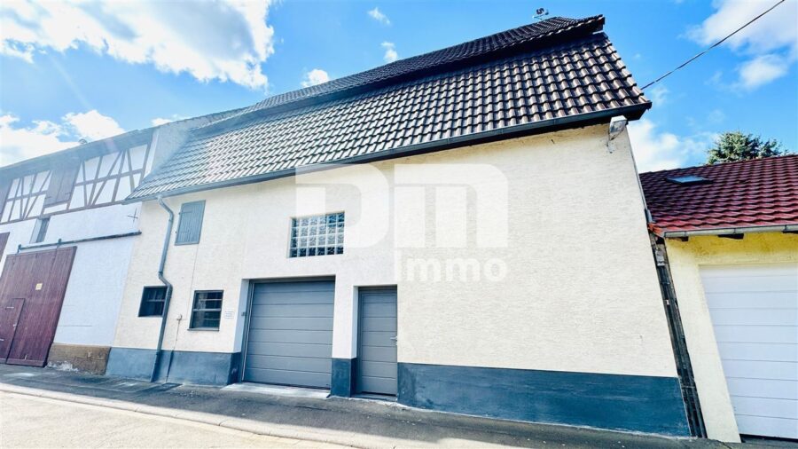 Wohnensemble mit Platz für Visionen: Saniertes Fachwerkhaus / Scheune + Halle mit Paddock - Gebäude 1 Rückansicht Scheune / Zufahrt Garage